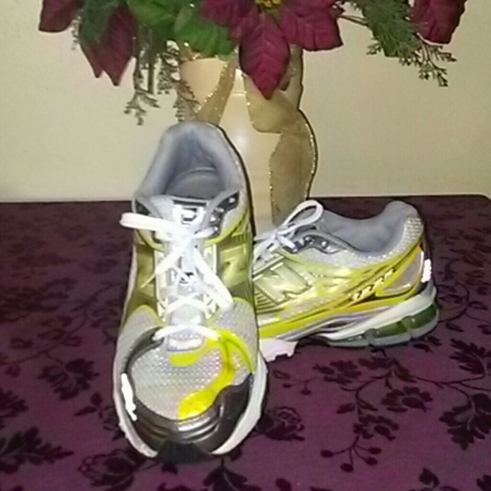 WOMANS NEW BALANCE 1225 CROSS-TRAINERS SHOES